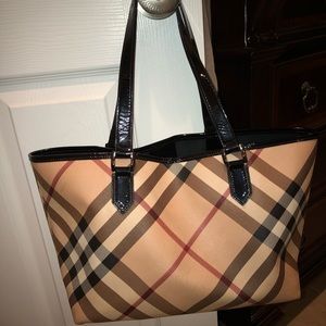 Burberry tote bag in good condition !!